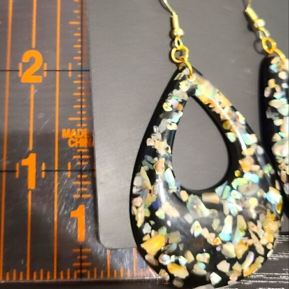 New Black Teardrop Crushed Shell in Black Acrylic Dangle Earrings - Picture 3 of 3